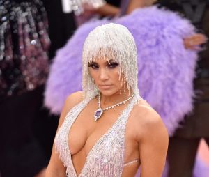 Jennifer Lopez sur le red carpet du Met Gala 2019