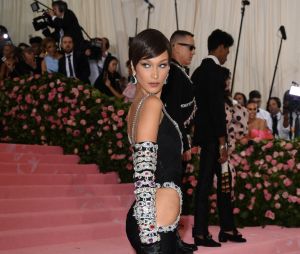 Bella Hadid sur le red carpet du Met Gala 2019