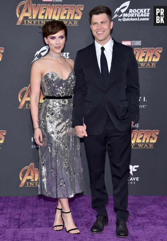 Scarlett Johansson et Colin Jost en amoureux sur un red carpet