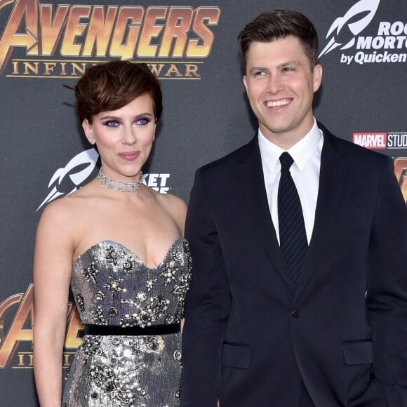 Scarlett Johansson et Colin Jost en amoureux sur un red carpet