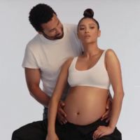 Shay Mitchell enceinte : l&#039;actrice de Pretty Little Liars dévoile son baby bump