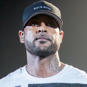 Bottle Cap Challenge : Booba défonce tout et défie Kaaris et La Fouine de faire pareil