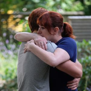 Riverdale saison 4, épisode 1 : Archie (KJ Apa) et Mary (Molly Ringwald) en larmes sur une photo de l'épisode hommage à Luke Perry