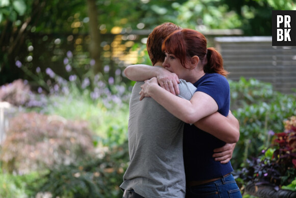 Riverdale saison 4, épisode 1 : Archie (KJ Apa) et Mary (Molly Ringwald) en larmes sur une photo de l'épisode hommage à Luke Perry