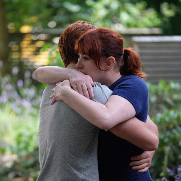 Riverdale saison 4, épisode 1 : Archie (KJ Apa) et Mary (Molly Ringwald) en larmes sur une photo de l'épisode hommage à Luke Perry