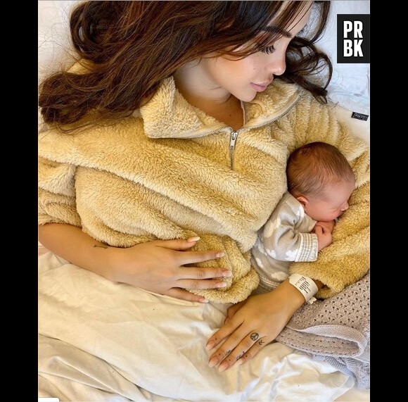 Nabilla Benattia pose avec son fils Milann né le 11 octobre 2019