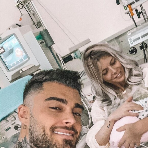 Jessica Thivenin et Thibault Kuro aux côtés de leur bébé