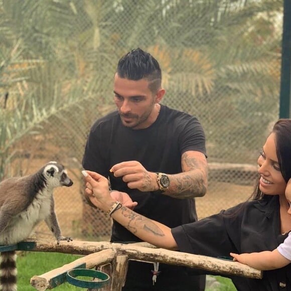 Manon Marsault et Julien Tanti avec leur fils Tiago