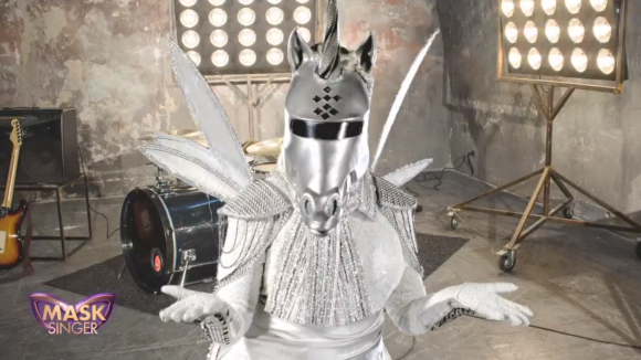 Mask Singer : quelle célébrité est la licorne ? Les indices qui dévoilent son identité