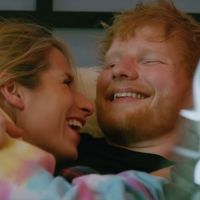 Ed Sheeran amoureux et complice avec Cherry Seaborn, sa femme, dans le clip &quot;Put It All On Me&quot;