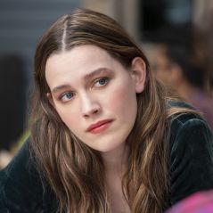 You saison 2 : Victoria Pedretti critique les scènes de sexe pas crédibles