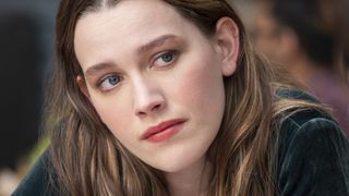 You saison 2 : Victoria Pedretti critique les scènes de sexe pas crédibles