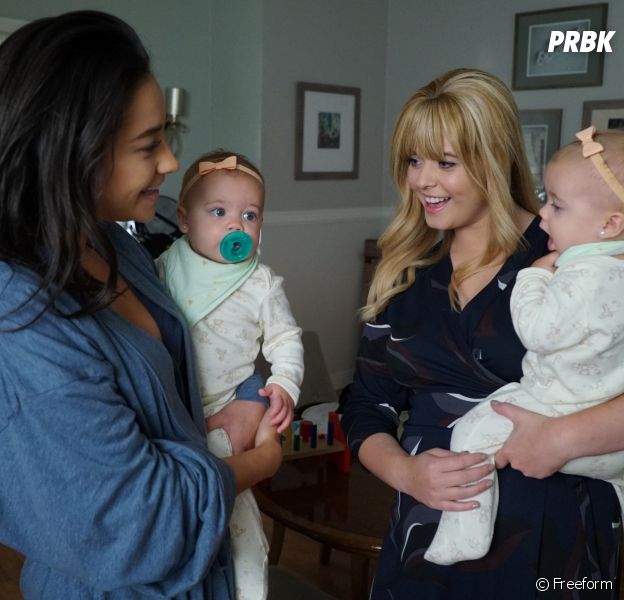Pretty Little Liars : Emily, Alison et leurs filles sur une photo
