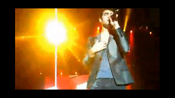 Joe des Jonas Brothers ... en concert même un string ne le déconcentre pas 