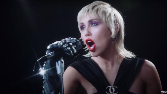 Miley Cyrus : boules à facettes, paillettes... La chanteuse en mode disco dans le clip Midnight Sky