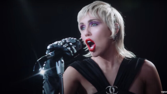 Miley Cyrus : boules à facettes, paillettes... La chanteuse en mode disco dans le clip Midnight Sky