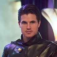 The Flash saison 7 : Robbie Amell (Ronnie Raymond) de retour ? L&#039;acteur ouvre la porte
