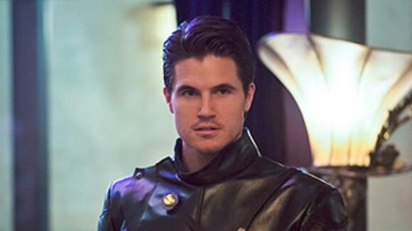 The Flash saison 7 : Robbie Amell (Ronnie Raymond) de retour ? L'acteur ouvre la porte