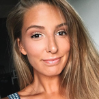 Emma CakeCup en larmes : un hacker la menace de dévoiler des photos d'elle nue