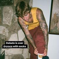 Justin Bieber x Crocs : des chaussures ultra confortables dans une couleur flashy