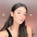 Charli D'Amelio avoue qu'elle n'a pas écrit elle-même son livre "Essentially Charli" !