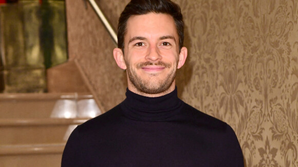 Jonathan Bailey se prononce sur les acteurs hétéros qui jouent des personnages gays, et inversement
