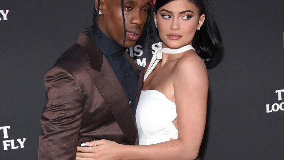 Kylie Jenner et Travis Scott de nouveau en couple ? Ils s'affichent ultra proches et complices, une source confie qu'ils seraient prêts à se donner une autre chance