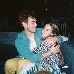 KJ Apa bientôt papa : Clara Berry est enceinte, les photos du baby bump dévoilées