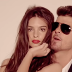 Emily Ratajkowski accuse Robin Thicke d'agression sexuelle sur le clip de Blurred Lines
