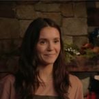 Nina Dobrev veut séduire Darren Barnet dans la bande-annonce de Love Hard, film de Noël de Netflix