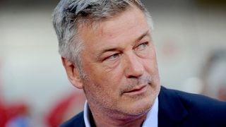 Mort d'Halyna Hutchins, tuée par Alec Baldwin : le réalisateur dévoile des détails du drame