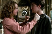 Harry Potter, le Vrai ou Faux de PRBK en vidéo. "Les gens sortaient les uns avec les autres" : les acteurs balancent sur les couples qui se sont formés en off, sur les tournages des films.