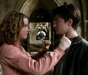 Harry Potter, le Vrai ou Faux de PRBK en vidéo. "Les gens sortaient les uns avec les autres" : les acteurs balancent sur les couples qui se sont formés en off, sur les tournages des films.