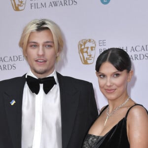 Millie Bobby Brown pose avec Jake Bongiovi aux BAFTA Awards 2022 le 13 mars à Londres