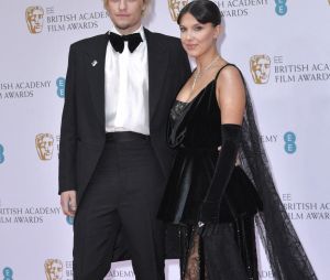 Millie Bobby Brown pose avec Jake Bongiovi aux BAFTA Awards 2022 le 13 mars à Londres