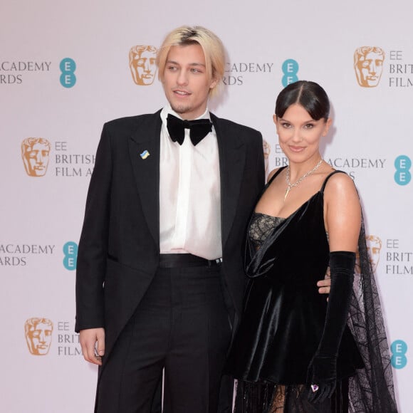 Millie Bobby Brown pose avec Jake Bongiovi aux BAFTA Awards 2022 le 13 mars à Londres