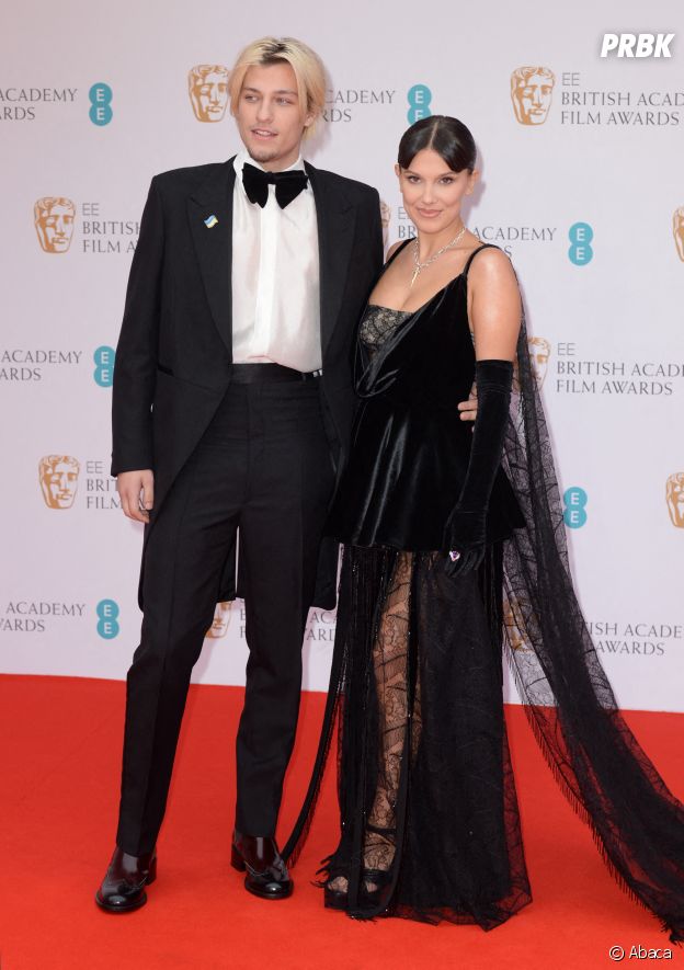 Millie Bobby Brown pose avec Jake Bongiovi aux BAFTA Awards 2022 le 13 mars à Londres