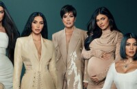 La bande-annonce vidéo des Kardashian (The Kardashians en VO), diffusée sur Disney+ en France (et sur Hulu au USA). Kim Kardashian, Kourtney Kardashian, Khloe Kardashian, Kylie Jenner, Kendall Jenner et Kris Jenner de retour, leurs salaires fous pour leur nouvelle émission dévoilés !