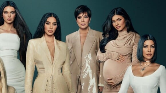 La bande-annonce vidéo des Kardashian (The Kardashians en VO), diffusée sur Disney+ en France (et sur Hulu au USA). Kim Kardashian, Kourtney Kardashian, Khloe Kardashian, Kylie Jenner, Kendall Jenner et Kris Jenner de retour, leurs salaires fous pour leur nouvelle émission dévoilés !