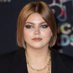 "Vous ressemblez à des parpaings" : Louane victime de grossophobie durant les NMA 2022, les internautes la défendent sur Twitter