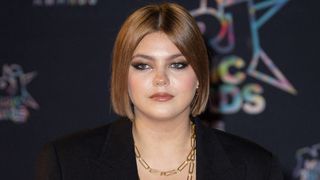 "Vous ressemblez à des parpaings" : Louane victime de grossophobie durant les NMA 2022, les internautes la défendent sur Twitter