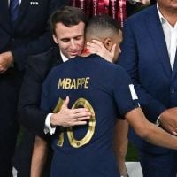 &quot;Je m&#039;en tamponne&quot; : Emmanuel Macron fracasse les critiques après ses câlins pour réconforter Kylian MBappé