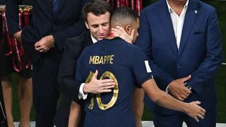"Je m'en tamponne" : Emmanuel Macron fracasse les critiques après ses câlins pour réconforter Kylian MBappé