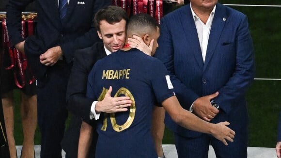 "Je m'en tamponne" : Emmanuel Macron fracasse les critiques après ses câlins pour réconforter Kylian MBappé