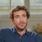 L'Agence : un célèbre comédien refuse une offre inespérée pour vendre sa maison et porte plainte pour escroquerie