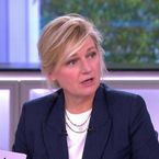 "Il faut appeler le Samu !" : Anne-Elisabeth Lemoine a frôlé la catastrophe avec une invitée de C à vous
