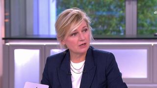 "Il faut appeler le Samu !" : Anne-Elisabeth Lemoine a frôlé la catastrophe avec une invitée de C à vous