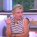 "Il y a eu un mouvement de panique en coulisses là" : moment de malaise pour Anne-Elisabeth Lemoine face à Mika dans C à vous