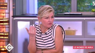 "Il y a eu un mouvement de panique en coulisses là" : moment de malaise pour Anne-Elisabeth Lemoine face à Mika dans C à vous