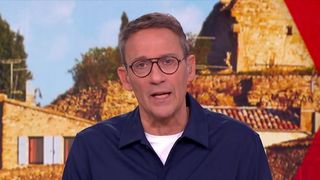"Je viens de me faire virer" : Julien Courbet découvre qu'une de ses chroniqueuses écoute une radio concurrente de RTL, il l'affiche dans Ca peut vous arriver